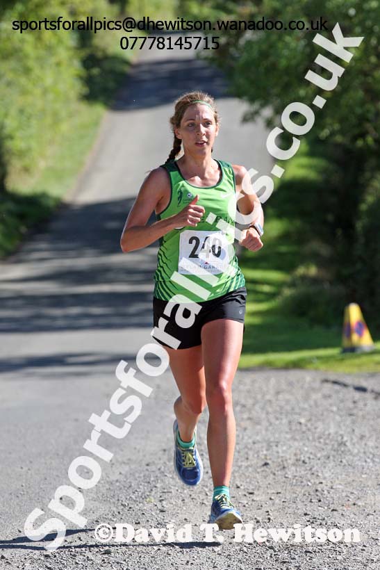 Gerda Steyn (Nedbank RC, South Africa) wins the womens Tynedale Jelly Tea 10 Mile, Hexham. Photo: David T. Hewitson/Sports for All Pics